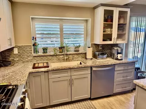 Kitchen - 4049 Saddleback Rd, Palmdale, CA 93552 photo 5 of 10