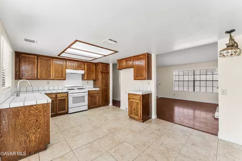 Kitchen - 38470 Division St, Palmdale, CA 93550 photo 2 of 4