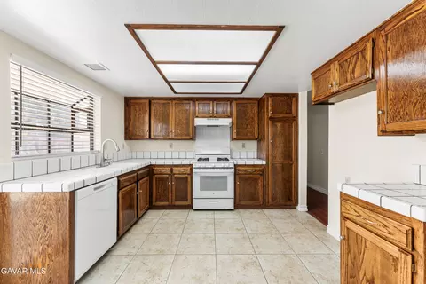 Kitchen - 38470 Division St, Palmdale, CA 93550 photo 1 of 4