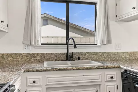 Kitchen - 1370 S Green St, Tehachapi, CA 93561 photo 5 of 5