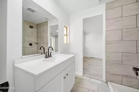 Bath - 43850 20th St E Space #47, Lancaster, CA 93535 photo 2 of 4
