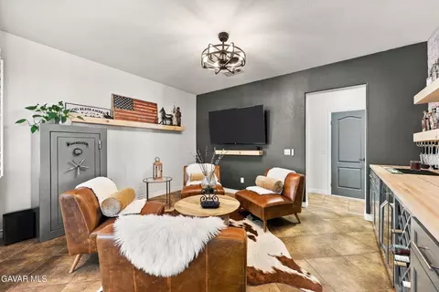 Living - 111 Elderberry Ct, Tehachapi, CA 93561 photo 2 of 7
