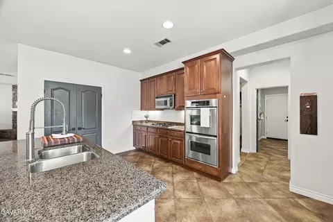 Kitchen - 111 Elderberry Ct, Tehachapi, CA 93561 photo 5 of 7