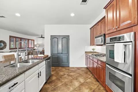 Kitchen - 111 Elderberry Ct, Tehachapi, CA 93561 photo 6 of 7