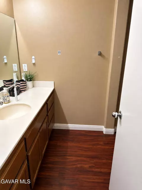 Bath - 2233 Avenida Del Mar, Lancaster, CA 93535 photo 2 of 3