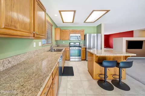 Kitchen - 1737 Minter Way, Lancaster, CA 93534 photo 3 of 5
