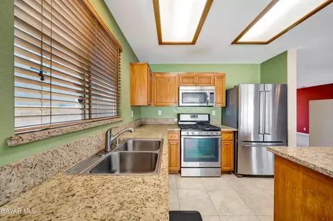 Kitchen - 1737 Minter Way, Lancaster, CA 93534 photo 4 of 5