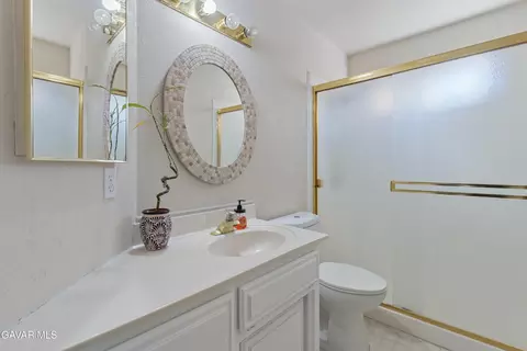 Bath - 1137 Redwood Ct, Tehachapi, CA 93561 photo 3 of 3
