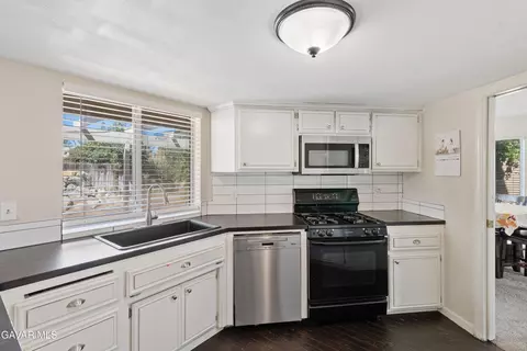 Kitchen - 1137 Redwood Ct, Tehachapi, CA 93561 photo 2 of 4