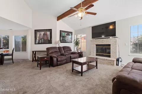 Living - 1137 Redwood Ct, Tehachapi, CA 93561 photo 4 of 5
