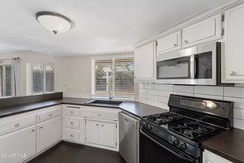 Kitchen - 1137 Redwood Ct, Tehachapi, CA 93561 photo 3 of 4