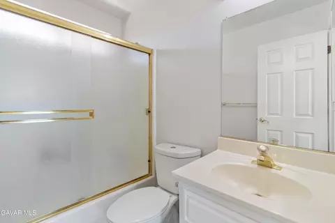 Bath - 1137 Redwood Ct, Tehachapi, CA 93561 photo 2 of 3