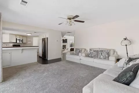 Living - 1137 Redwood Ct, Tehachapi, CA 93561 photo 2 of 5