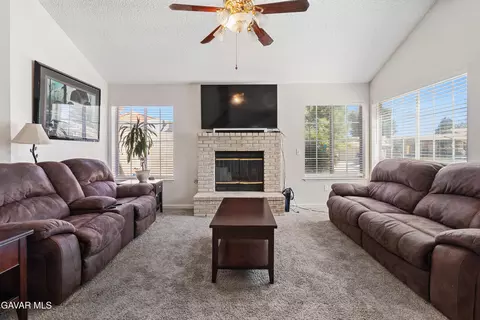 Living - 1137 Redwood Ct, Tehachapi, CA 93561 photo 5 of 5