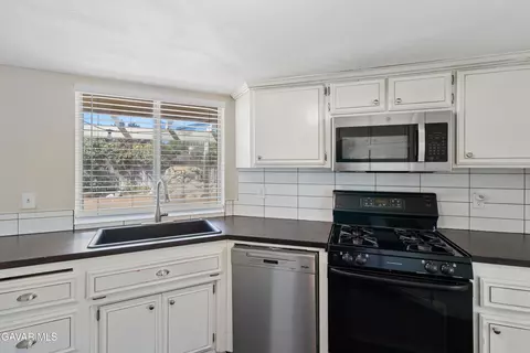 Kitchen - 1137 Redwood Ct, Tehachapi, CA 93561 photo 4 of 4