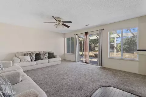 Living - 1137 Redwood Ct, Tehachapi, CA 93561 photo 1 of 5