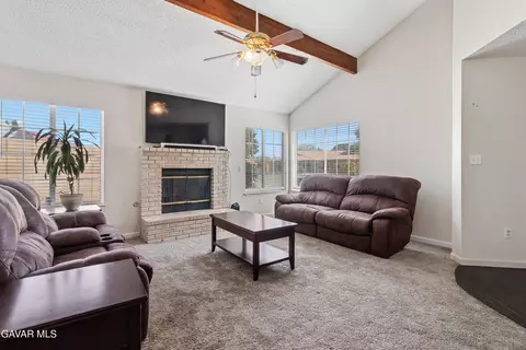 Living - 1137 Redwood Ct, Tehachapi, CA 93561 photo 3 of 5
