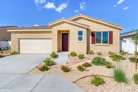 1553 E Holguin St, Lancaster, CA 93535
