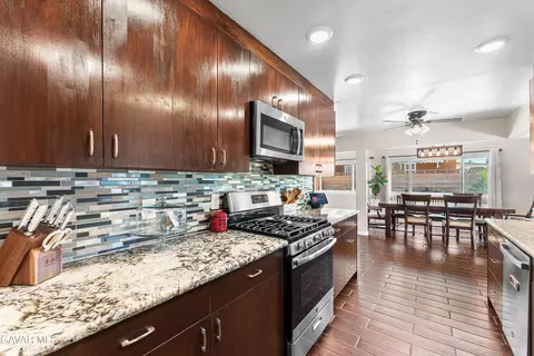 Kitchen - 37730 Lasker Ave, Palmdale, CA 93550 photo 6 of 7