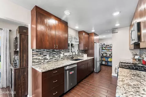 Kitchen - 37730 Lasker Ave, Palmdale, CA 93550 photo 4 of 7