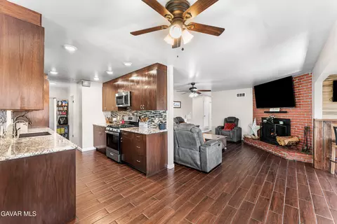 Kitchen - 37730 Lasker Ave, Palmdale, CA 93550 photo 3 of 7