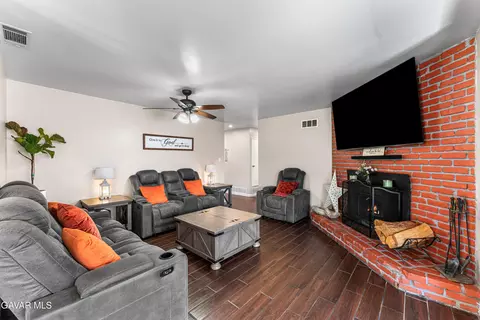 Living - 37730 Lasker Ave, Palmdale, CA 93550 photo 2 of 3