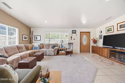 Living - 17381 Bold Venture Dr, Tehachapi, CA 93561 photo 2 of 2