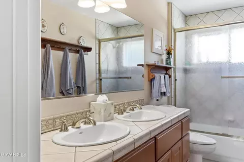 Bath - 17381 Bold Venture Dr, Tehachapi, CA 93561 photo 4 of 5