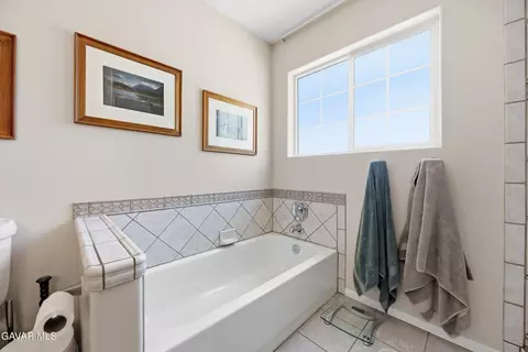 Bath - 17381 Bold Venture Dr, Tehachapi, CA 93561 photo 2 of 5