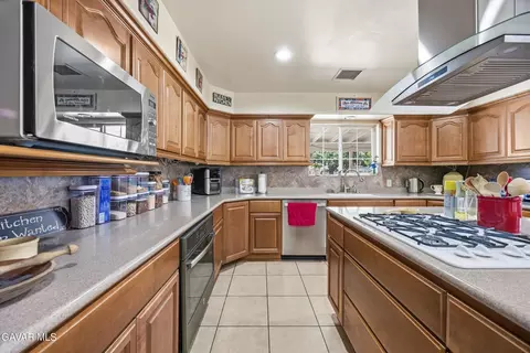Kitchen - 17381 Bold Venture Dr, Tehachapi, CA 93561 photo 2 of 5