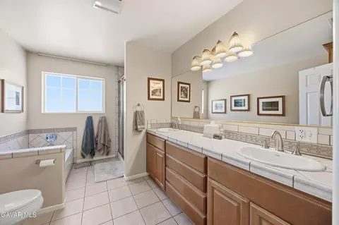 Bath - 17381 Bold Venture Dr, Tehachapi, CA 93561 photo 1 of 5