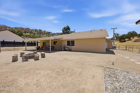 Exterior - 17381 Bold Venture Dr, Tehachapi, CA 93561 photo 3 of 10