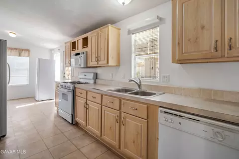 Kitchen - 45465 25th St #SPC 100, Lancaster, CA 93535 photo 2 of 3