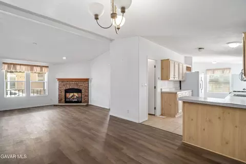 Living - 45465 25th St #SPC 100, Lancaster, CA 93535 photo 4 of 4