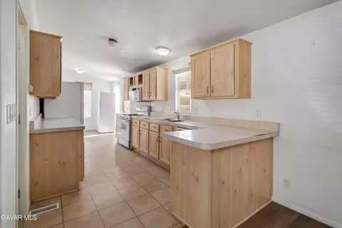 Kitchen - 45465 25th St #SPC 100, Lancaster, CA 93535 photo 1 of 3