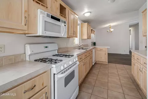 Kitchen - 45465 25th St #SPC 100, Lancaster, CA 93535 photo 3 of 3