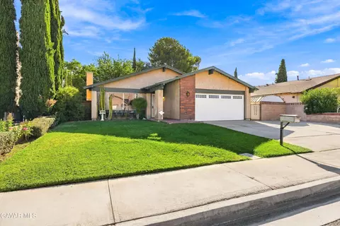 Exterior - 44650 E 11th St, Palmdale, CA 93550 photo 1 of 3