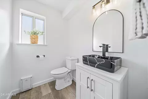 Bath - 1134 Elm St, Tehachapi, CA 93561 photo 1 of 3