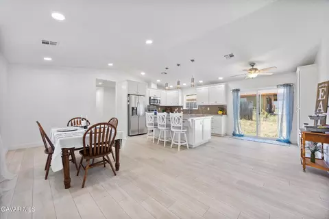Dining - 30150 Jamaica Dunes Dr, Tehachapi, CA 93561 photo 1 of 2