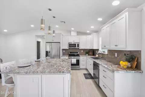 Kitchen - 30150 Jamaica Dunes Dr, Tehachapi, CA 93561 photo 2 of 5