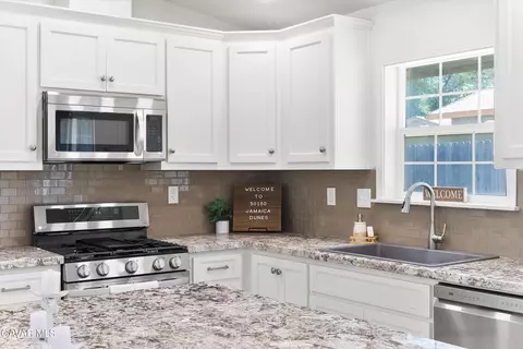 Kitchen - 30150 Jamaica Dunes Dr, Tehachapi, CA 93561 photo 3 of 5
