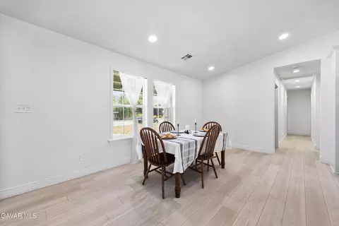 Entry Way - 30150 Jamaica Dunes Dr, Tehachapi, CA 93561 photo 2 of 4