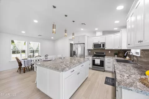 Kitchen - 30150 Jamaica Dunes Dr, Tehachapi, CA 93561 photo 4 of 5
