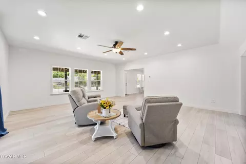 Living - 30150 Jamaica Dunes Dr, Tehachapi, CA 93561 photo 3 of 4