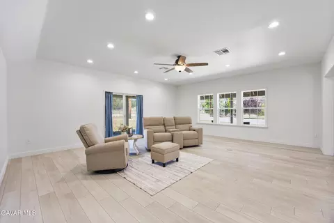 Living - 30150 Jamaica Dunes Dr, Tehachapi, CA 93561 photo 4 of 4