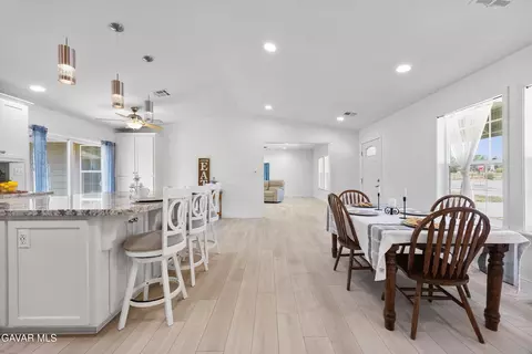 Dining - 30150 Jamaica Dunes Dr, Tehachapi, CA 93561 photo 2 of 2