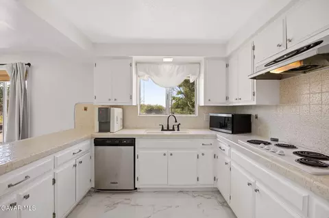 Kitchen - 33036 E 165th St, Llano, CA 93544 photo 1 of 4