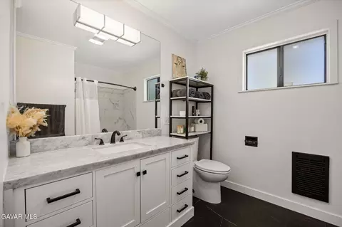 Bath - 33036 E 165th St, Llano, CA 93544 photo 1 of 2
