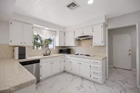 Kitchen - 33036 E 165th St, Llano, CA 93544 photo 2 of 4