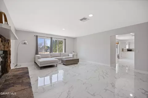 Living - 33036 E 165th St, Llano, CA 93544 photo 4 of 5